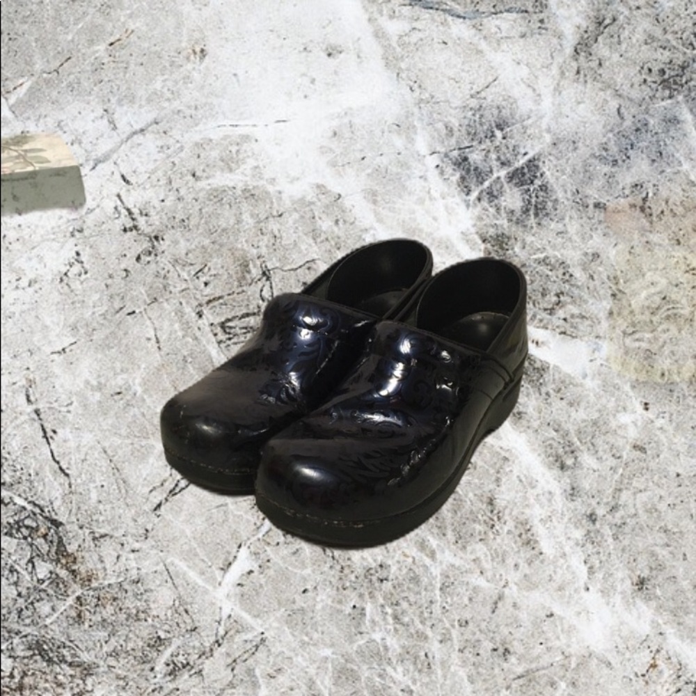 Dansko Blue NursingClog w/ Blk Squiggles size 40